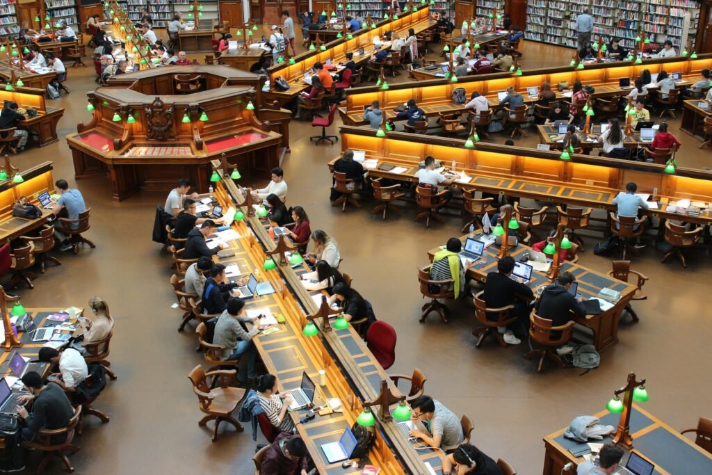 University library full of students.