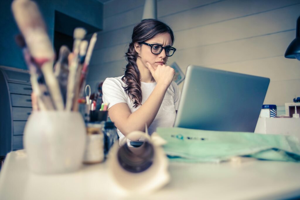 Young woman in front of computer. Time Management, Prioritization, Procrastination Avoidance, Frank Berrocal. #FrankBerrocal